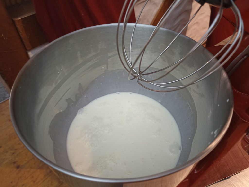 Klarstein Bella Elegance Küchenmaschine, vor dem Sahneschlagen