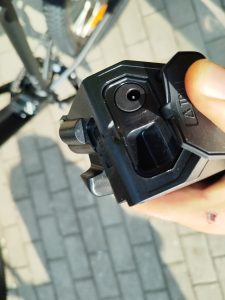 Ladeanschluss-des-Akkus-des-Yose-Power-B01-BLK-E-Bikes