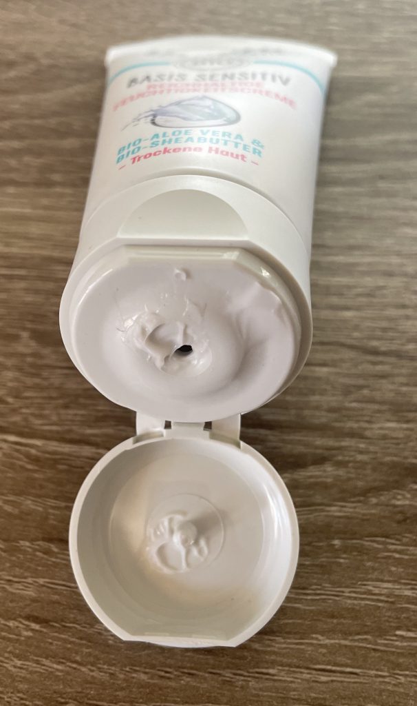 Lavera Naturkosmetik Basis Sensitiv Reichhaltige Feuchtigkeitscreme Cremereste im Deckel
