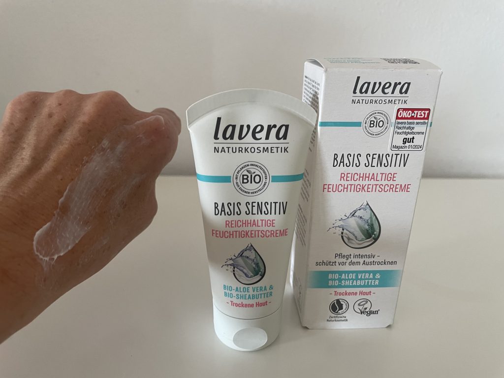 Lavera Naturkosmetik Basis Sensitiv Reichhaltige Feuchtigkeitscreme Textur der Creme