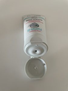 Lavera Naturkosmetik Basis Sensitiv Reichhaltige Feuchtigkeitscreme geöffnete Tube