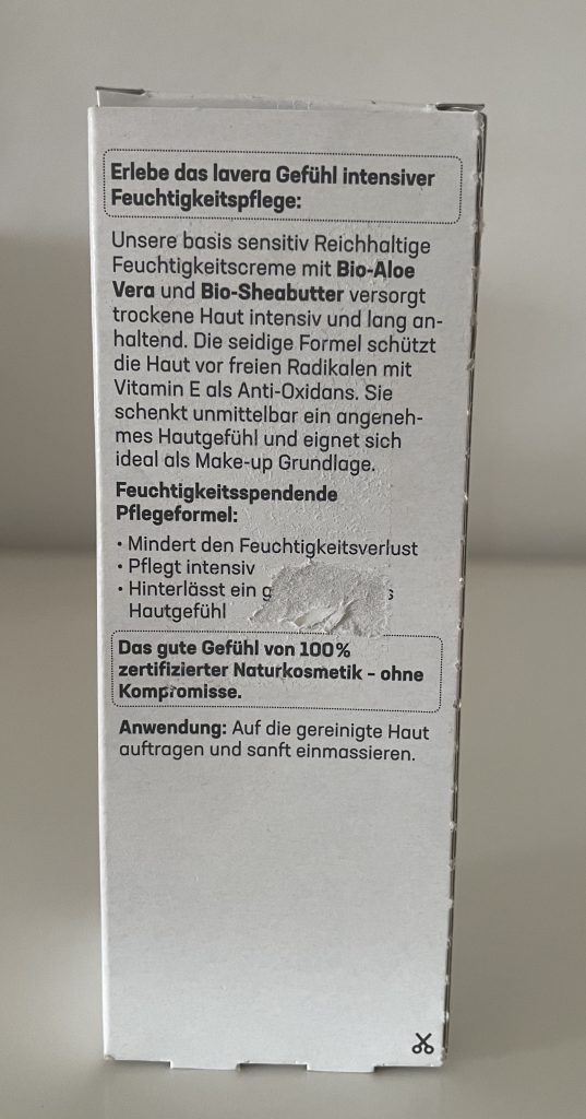 Lavera Naturkosmetik Basis Sensitiv Reichhaltige Feuchtigkeitscreme in der Verpackung von hinten