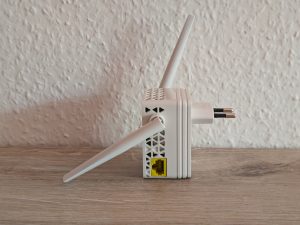 Netgear EX6120 WLAN-Repeater von der linken Seite