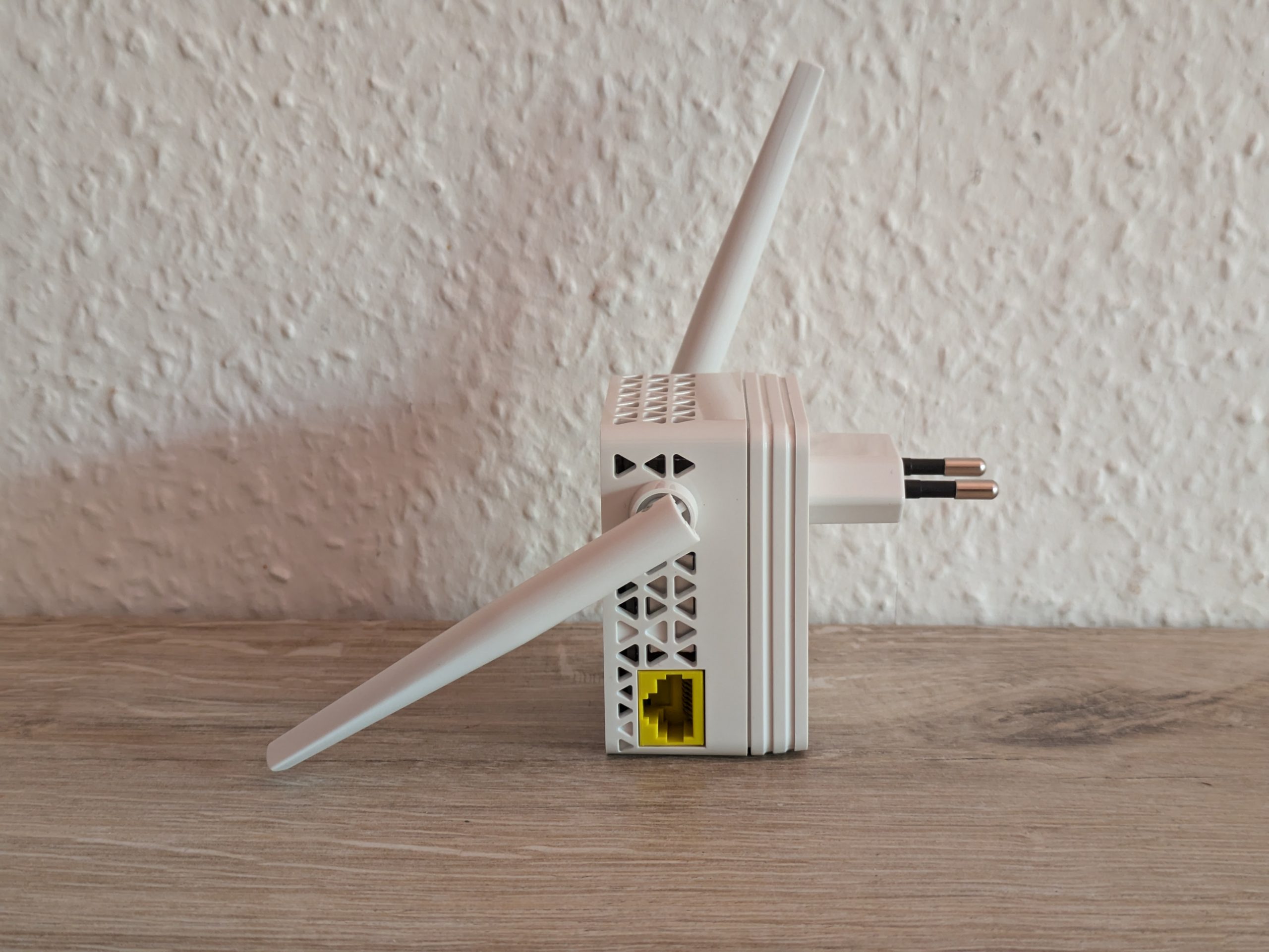 Netgear EX6120 WLAN-Repeater von der linken Seite