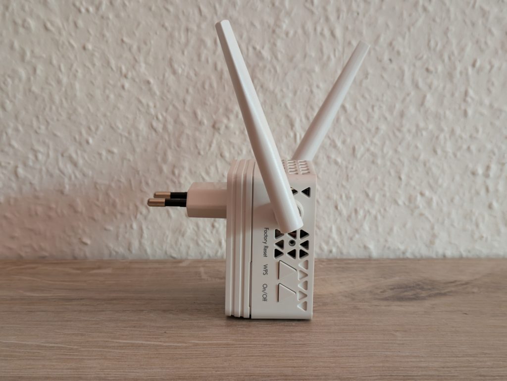 Netgear EX6120 WLAN-Repeater von der rechten Seite