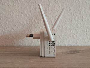 Netgear EX6120 WLAN-Repeater von der rechten Seite