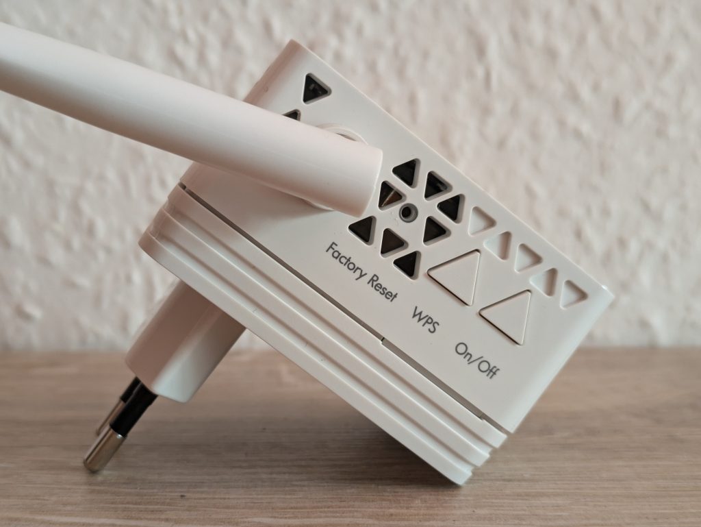 Netgear EX6120 WLAN-Repeater von der rechten Seite in der Nahansicht