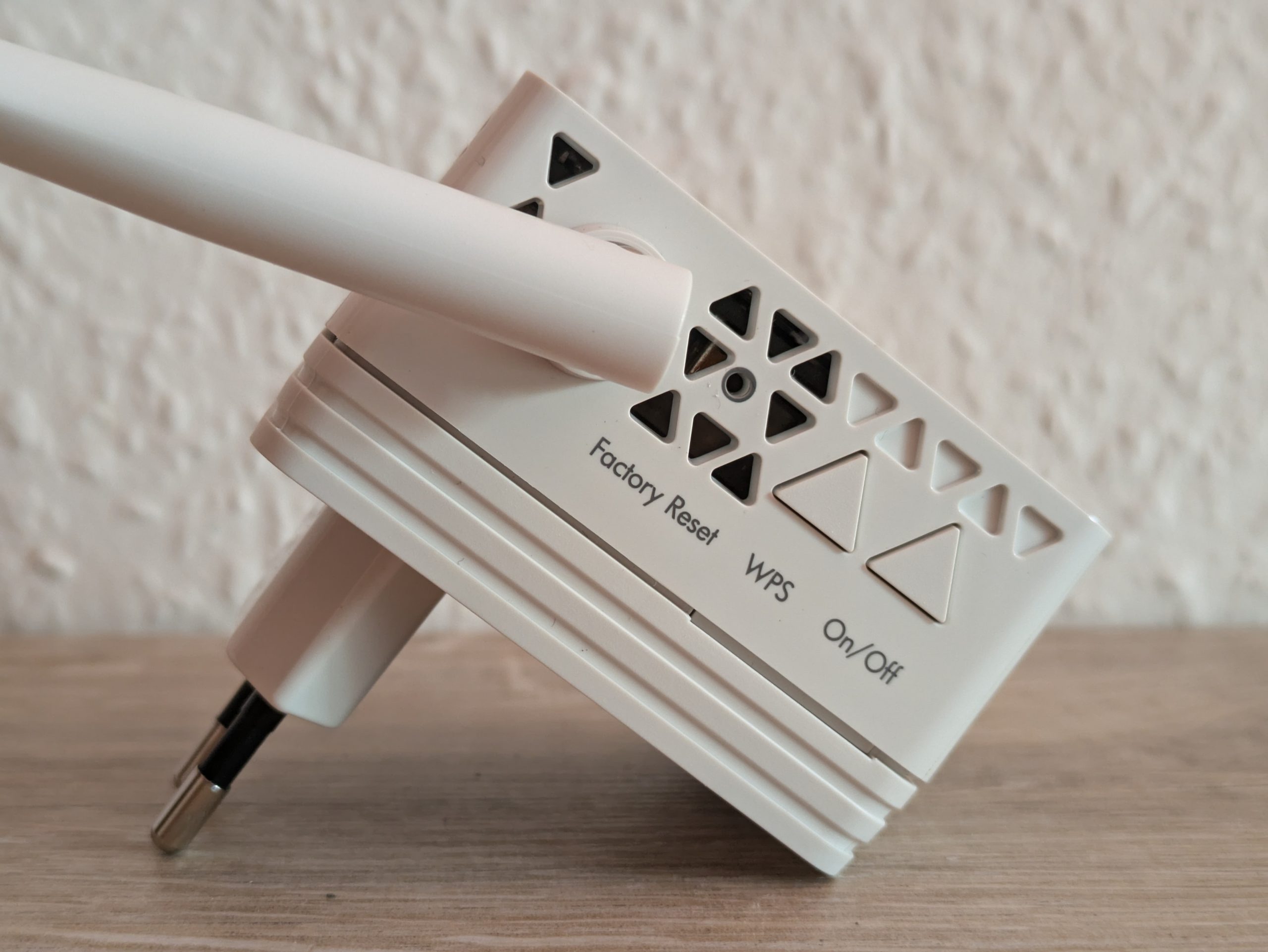 Netgear EX6120 WLAN-Repeater von der rechten Seite in der Nahansicht