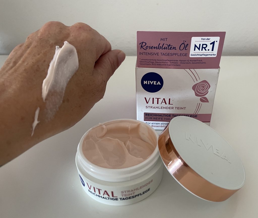 NIVEA VITAL Strahlender Teint Gesichtscreme Textur der Creme