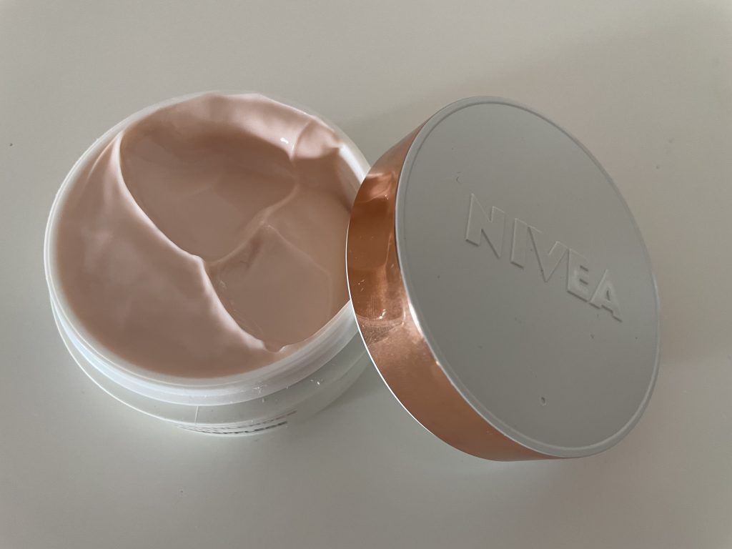 NIVEA VITAL Strahlender Teint Gesichtscreme geöffneter Cremetiegel