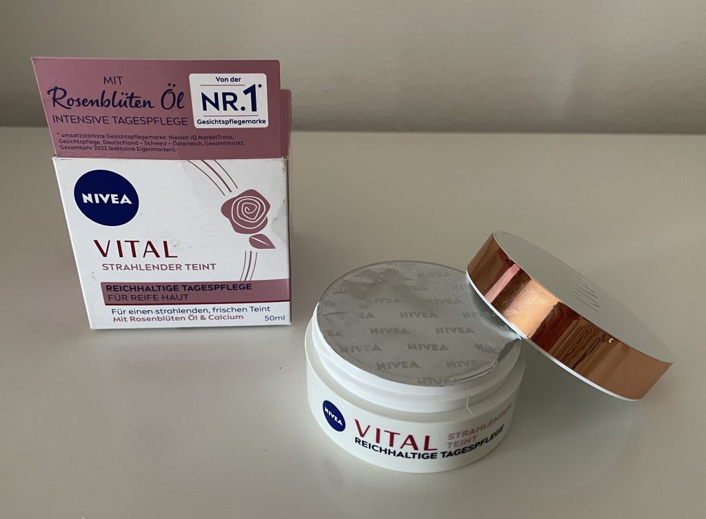 NIVEA VITAL Strahlender Teint Gesichtscreme mit geöffnetem Deckel