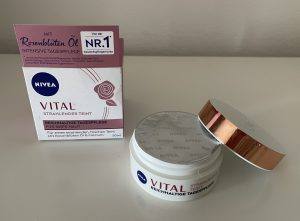 NIVEA VITAL Strahlender Teint Gesichtscreme mit geöffnetem Deckel
