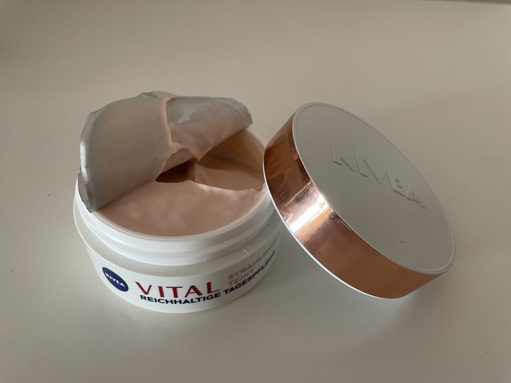 NIVEA VITAL Strahlender Teint Gesichtscreme mit halb abgezogener Schutzfolie