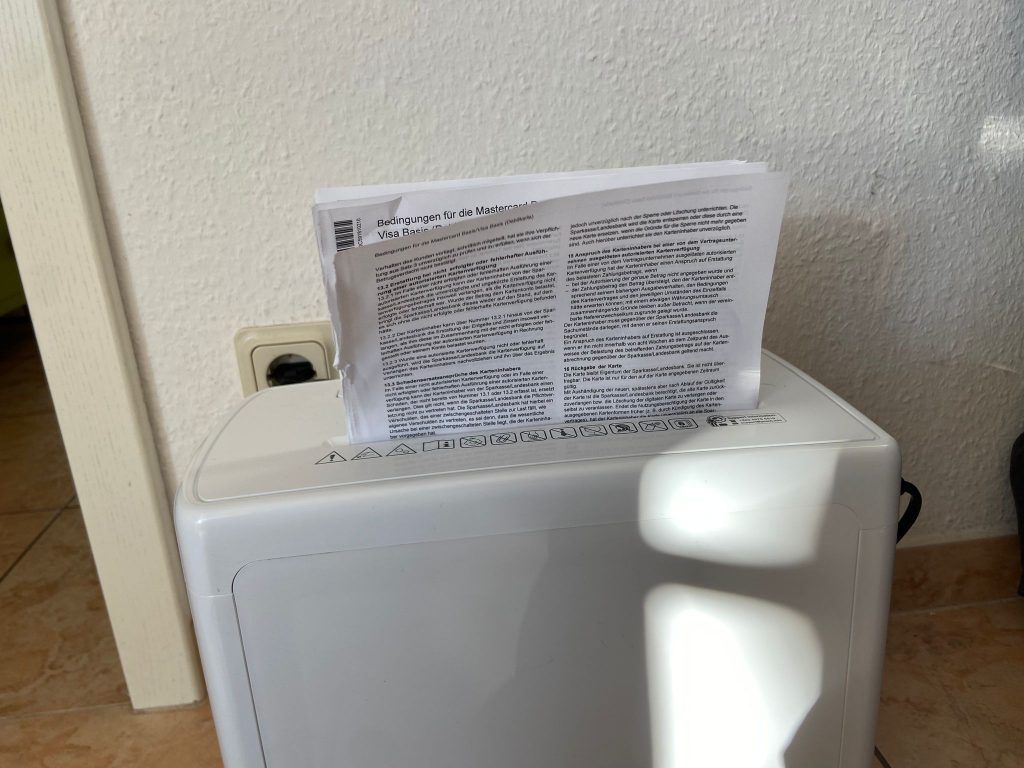 Peach PS500-15 Aktenvernichter mit Papier