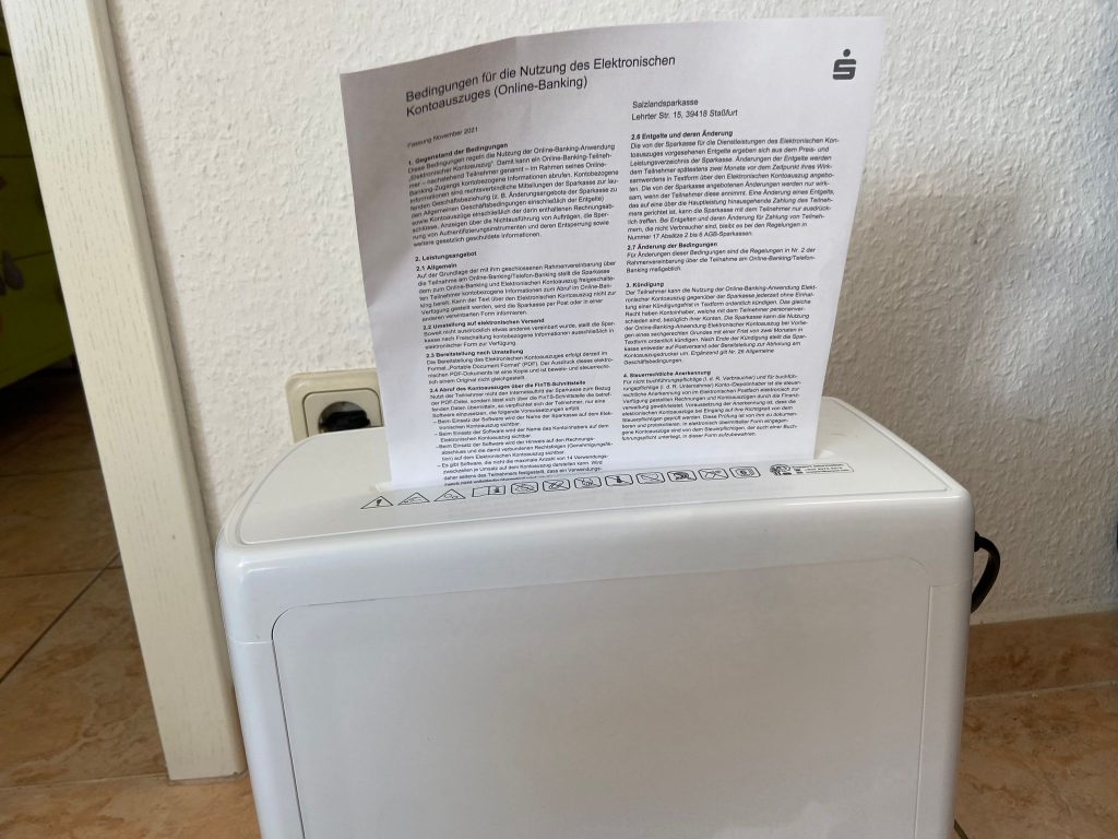 Peach PS500-15 Aktenvernichter mit Papier (2)