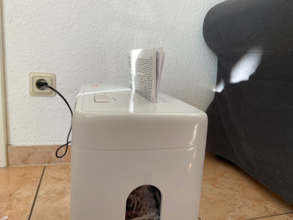 Peach PS500-15 Aktenvernichter mit Papier von der Seite