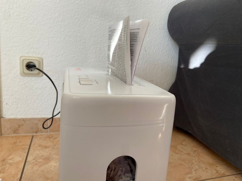 Peach PS500-15 Aktenvernichter mit Papier von der Seite (2)