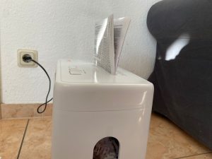 Peach PS500-15 Aktenvernichter mit Papier von der Seite (2)