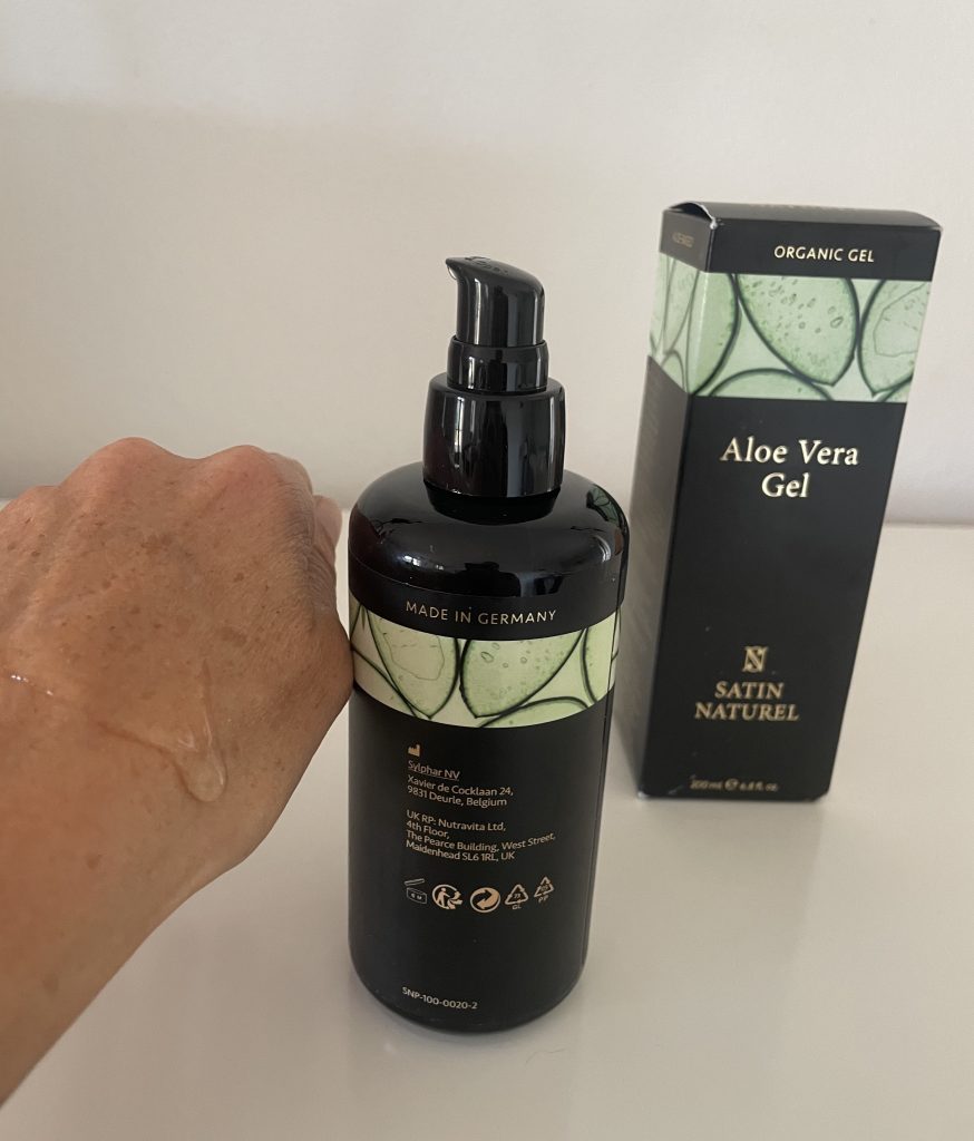 Satin Naturel Aloe Vera Gel Gesichtscreme auf der Haut