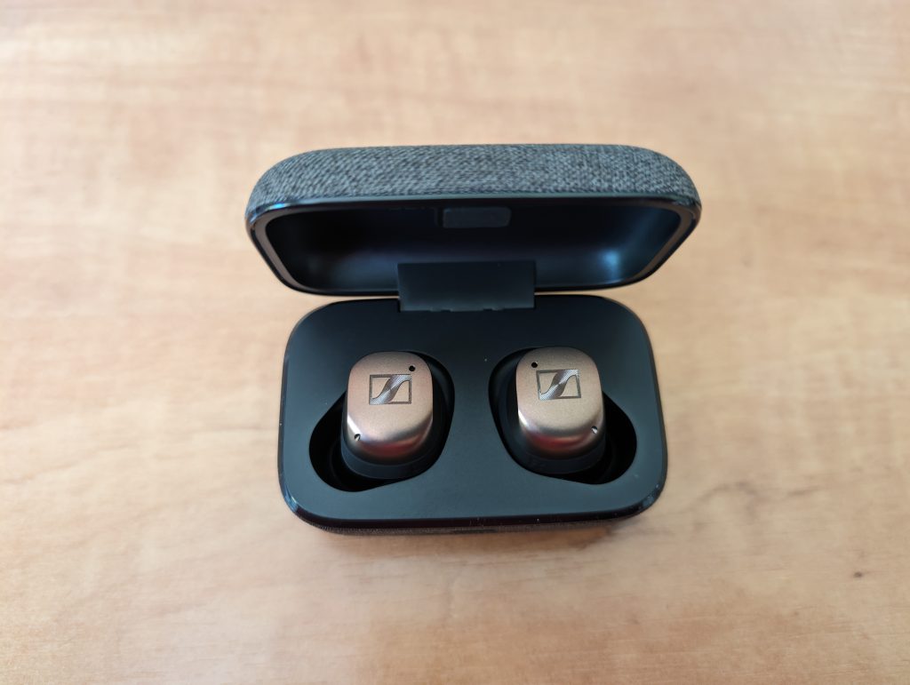 Sennheiser Momentum True Wireless 4 In-Ear-Kopfhörer Ladecase geöffnet