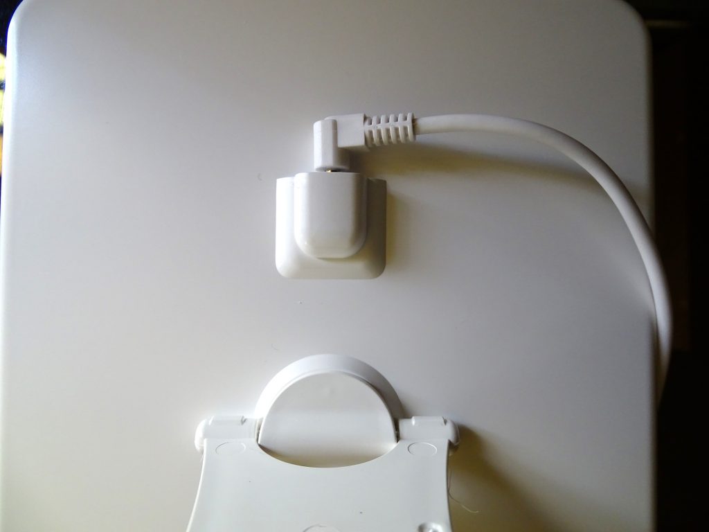Sotipevs-Tageslichtlampe mit Stromnetz verbunden