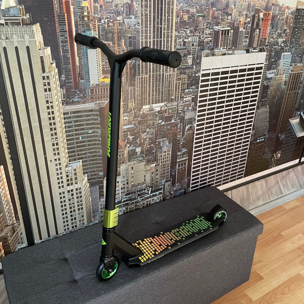 Stunt-Scooter Kickless 510432 von Schildkröt einsatzbereit