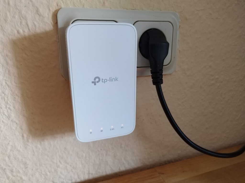 TP-Link RE230 WLAN-Repeater in der Steckdose