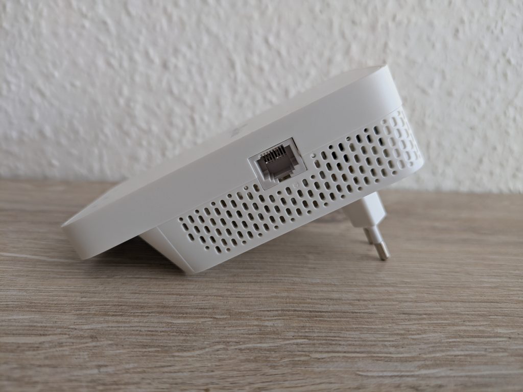 TP Link RE230 WLAN-Repeater von links