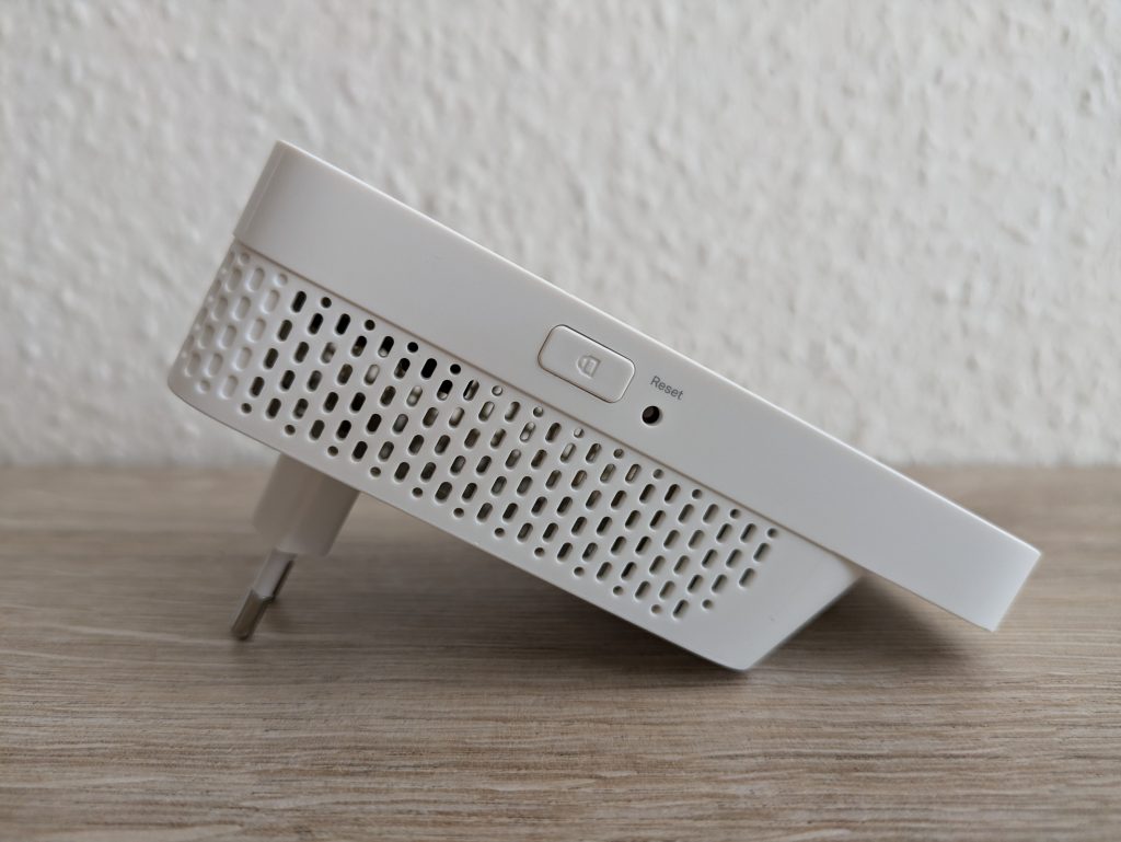 TP Link RE230 WLAN-Repeater von rechts