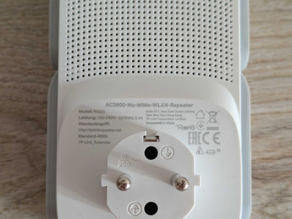 TP Link RE655 WLAN-Repeater von hinten in der Nahansicht