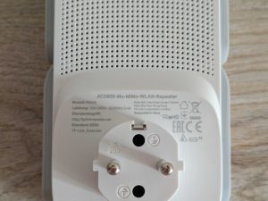 TP Link RE655 WLAN-Repeater von hinten in der Nahansicht