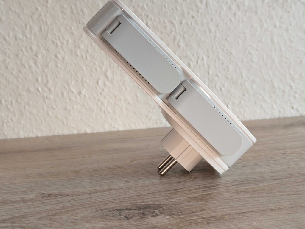 TP Link RE655 WLAN-Repeater von rechts