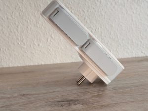 TP Link RE655 WLAN-Repeater von rechts