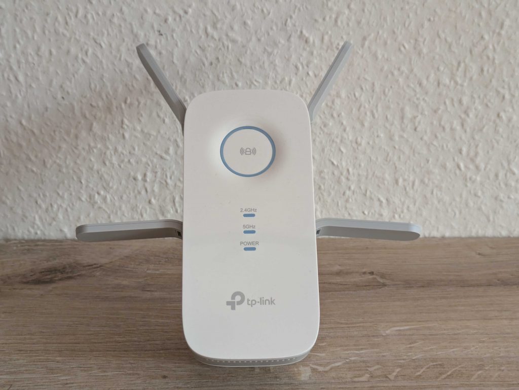 TP Link RE655 WLAN-Repeater von vorne mit angeklappten Antennen