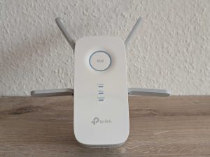 TP Link RE655 WLAN-Repeater von vorne mit angeklappten Antennen