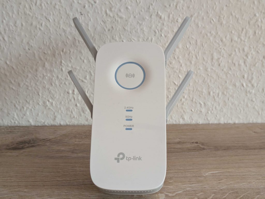 TP Link RE655 WLAN-Repeater von vorne mit ausgeklappten Antennen