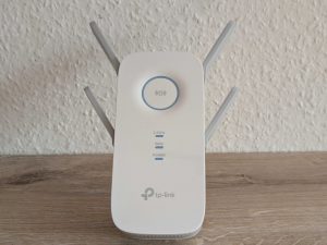 TP Link RE655 WLAN-Repeater von vorne mit ausgeklappten Antennen
