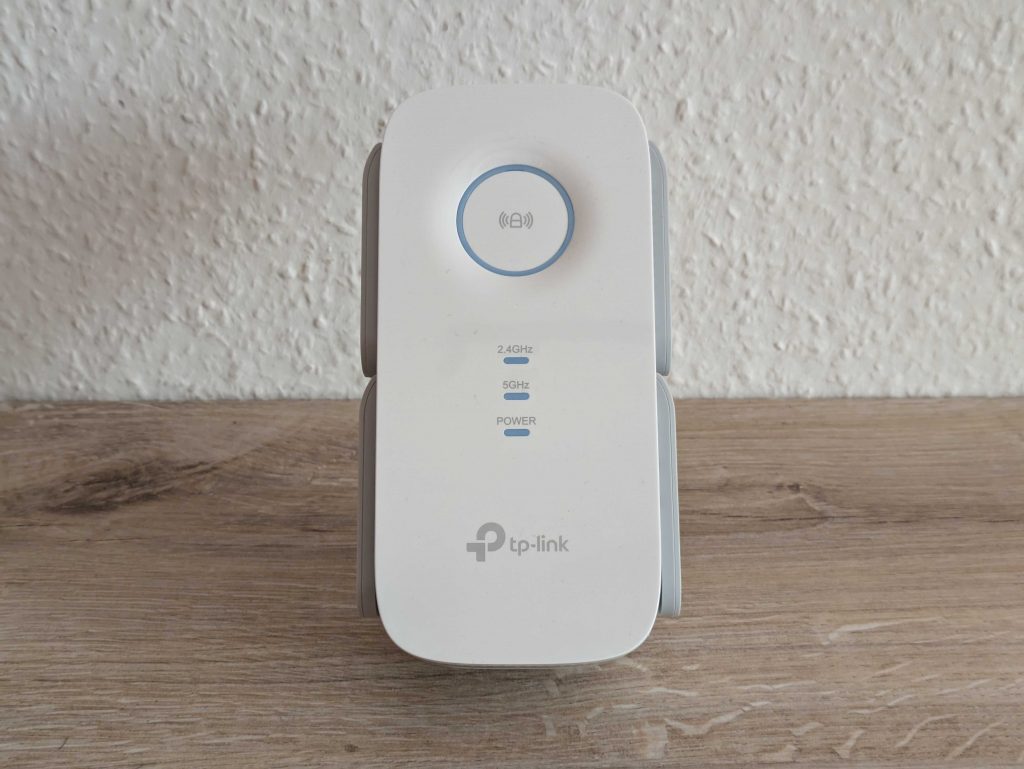 TP Link RE655 WLAN-Repeater von vorne ohne ausgelappte Antennen