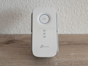 TP Link RE655 WLAN-Repeater von vorne ohne ausgelappte Antennen