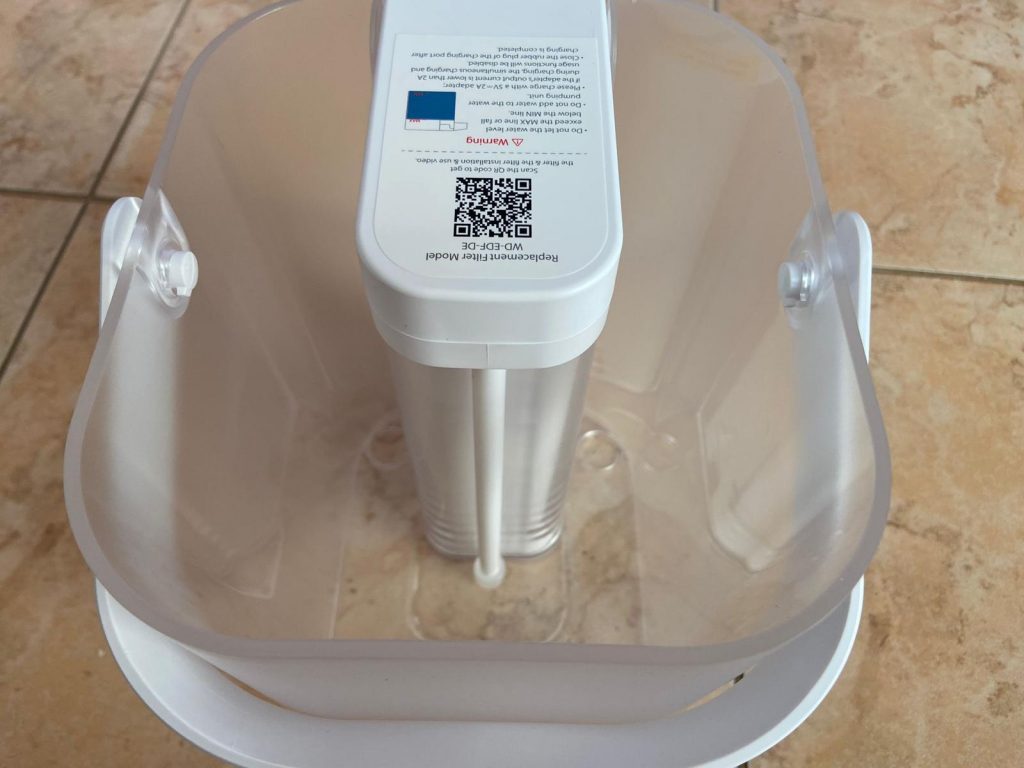 Tank des Waterdrop Instant Electric Wasserfilter von oben