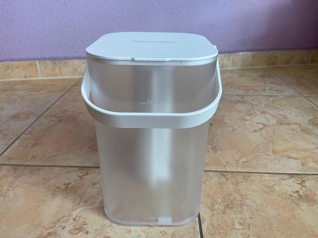 Tank des Waterdrop Instant Electric Wasserfilters von hinten