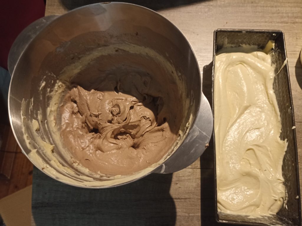 Tefal Bake Partner Küchenmaschine, Schokoteig und heller Teig angerührt