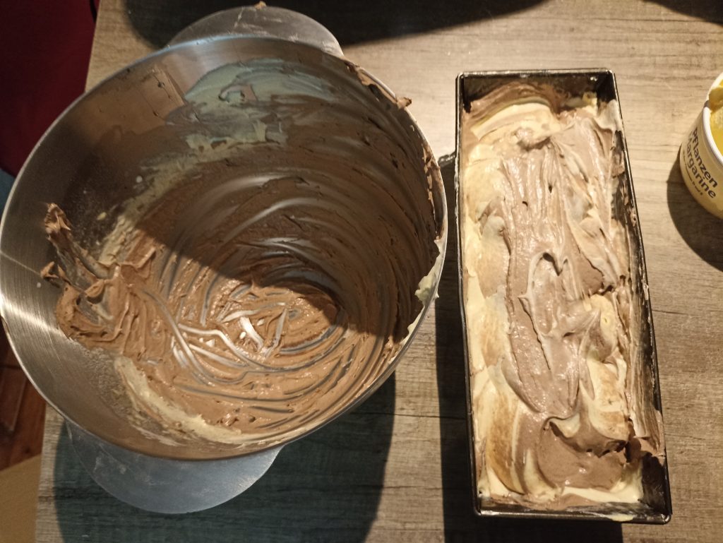 Tefal Bake Partner Küchenmaschine, ausgeleerte Schüssel und Marmorkuchenteig
