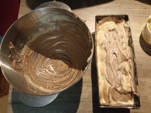 Tefal Bake Partner Küchenmaschine, ausgeleerte Schüssel und Marmorkuchenteig