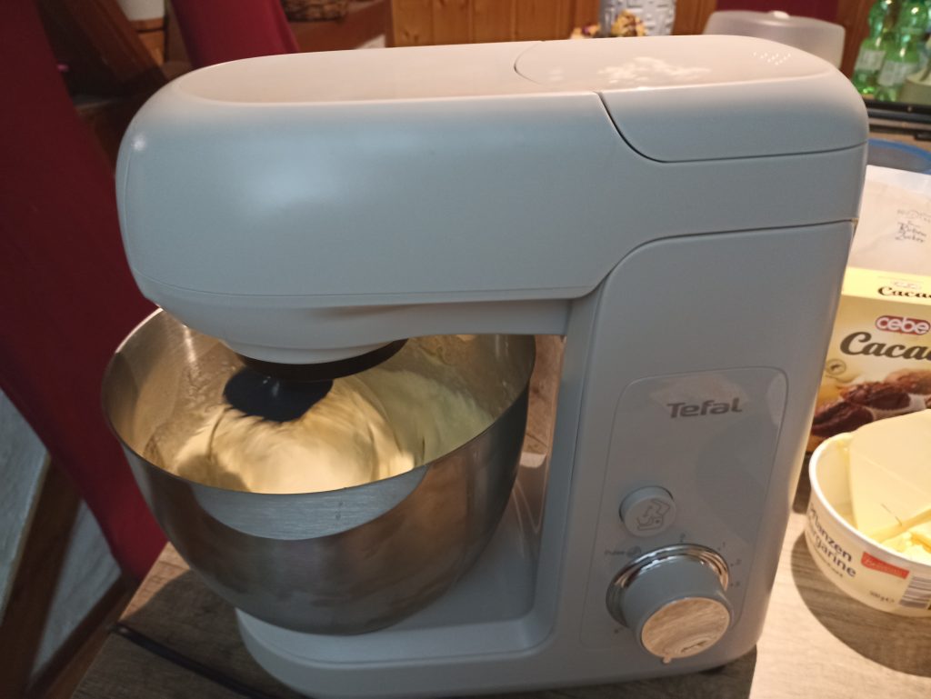 Tefal Bake Partner Küchenmaschine, bei der Zubereitung von Rührteig