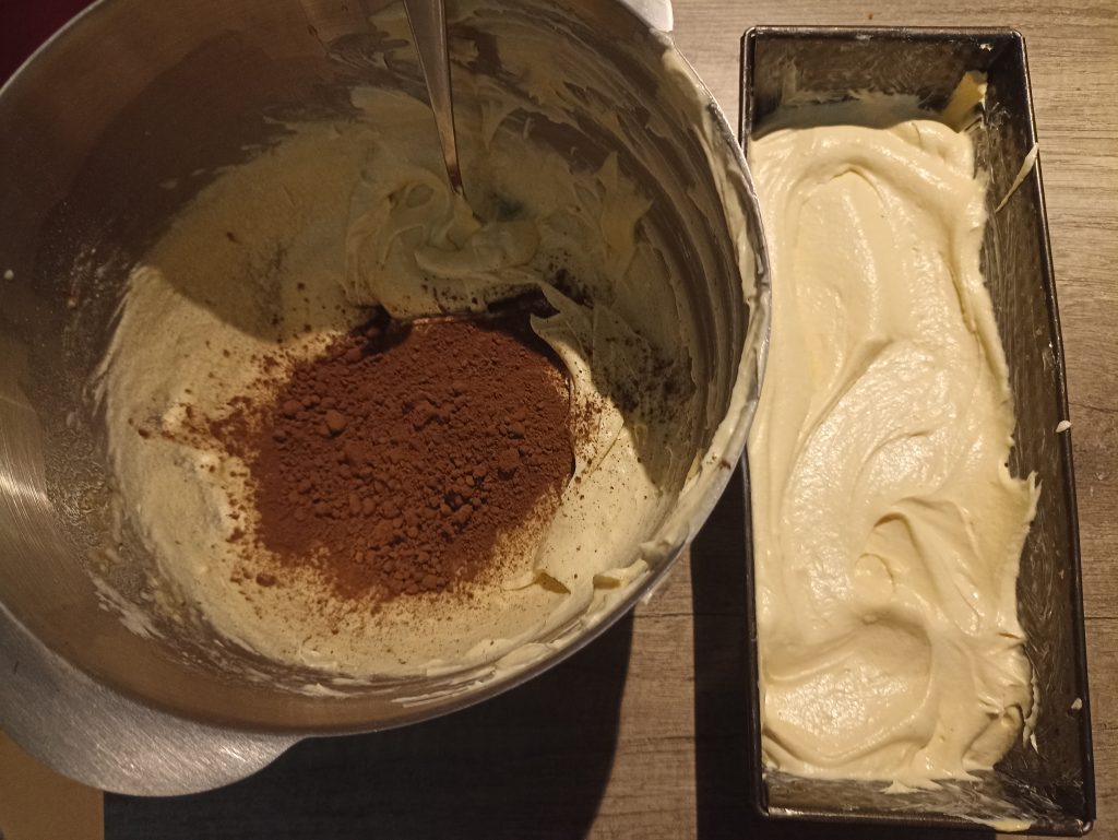 Tefal Bake Partner Küchenmaschine, vor dem Verrühren von Teig mit Kakaopulver