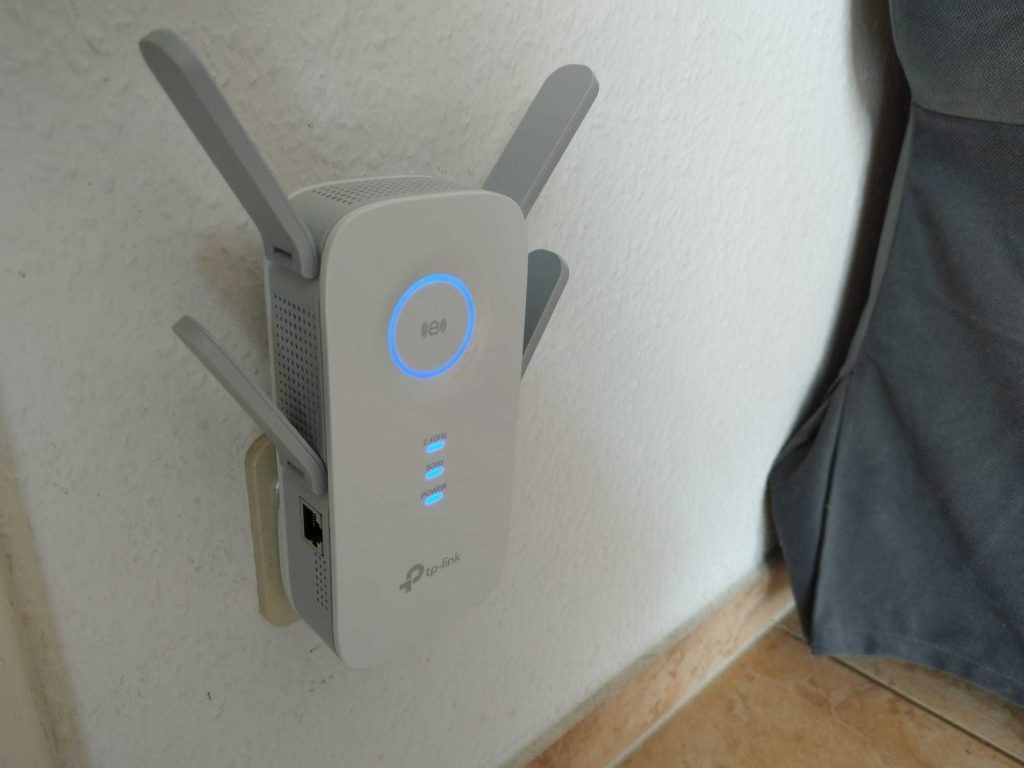 Titelbild des TP-Link RE655 WLAN-Repeaters