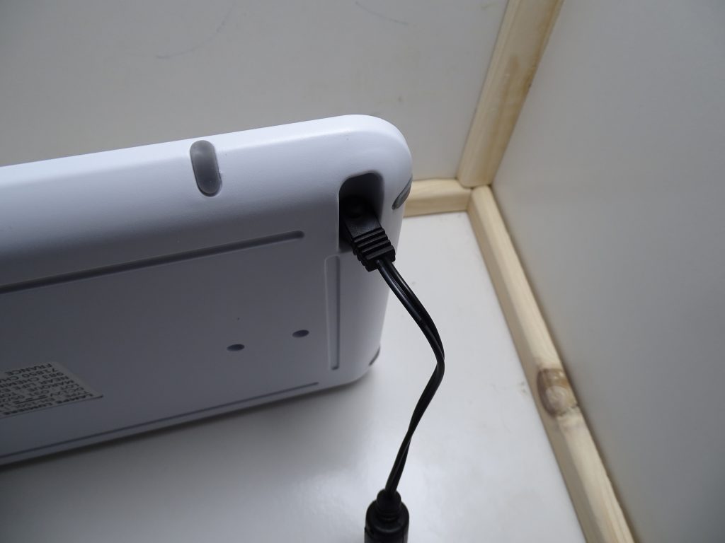TopLife-Tageslichtlampe mit Stromnetz verbunden