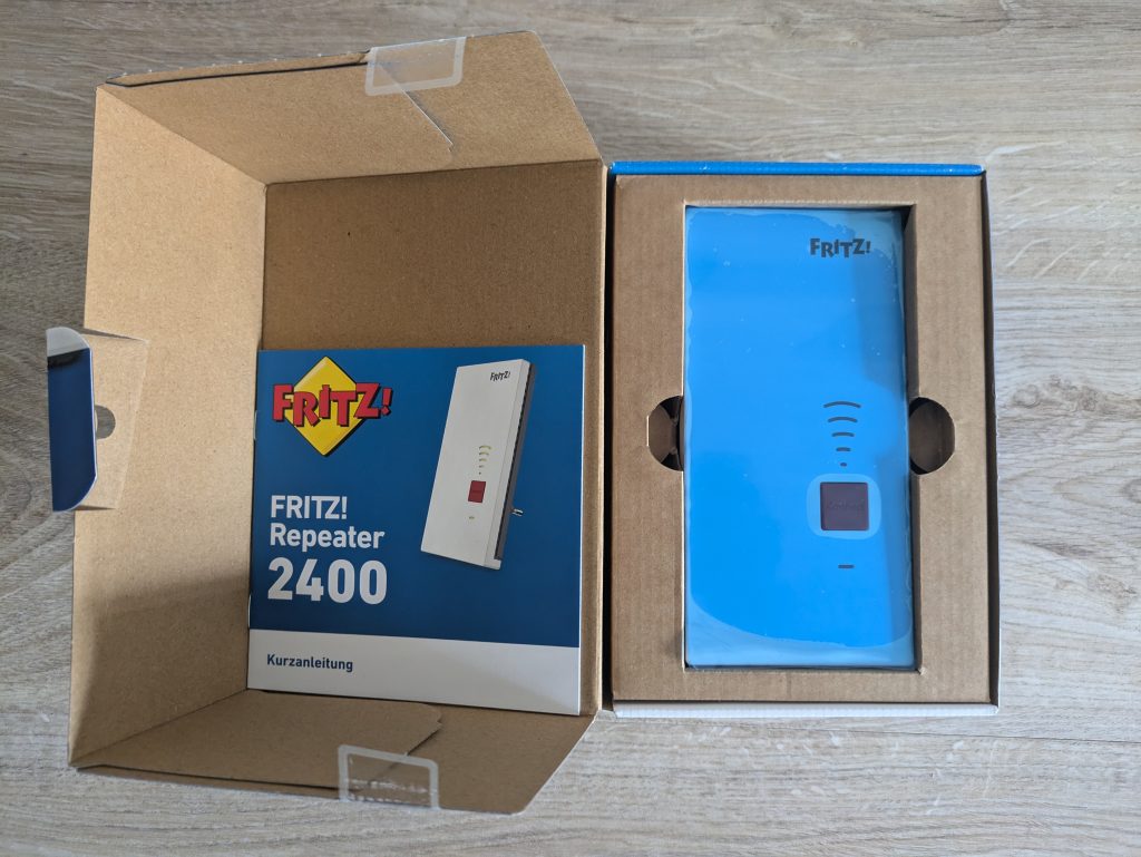 Verpackung des AVM FRITZ! 2400 WLAN-Repeaters geöffnet