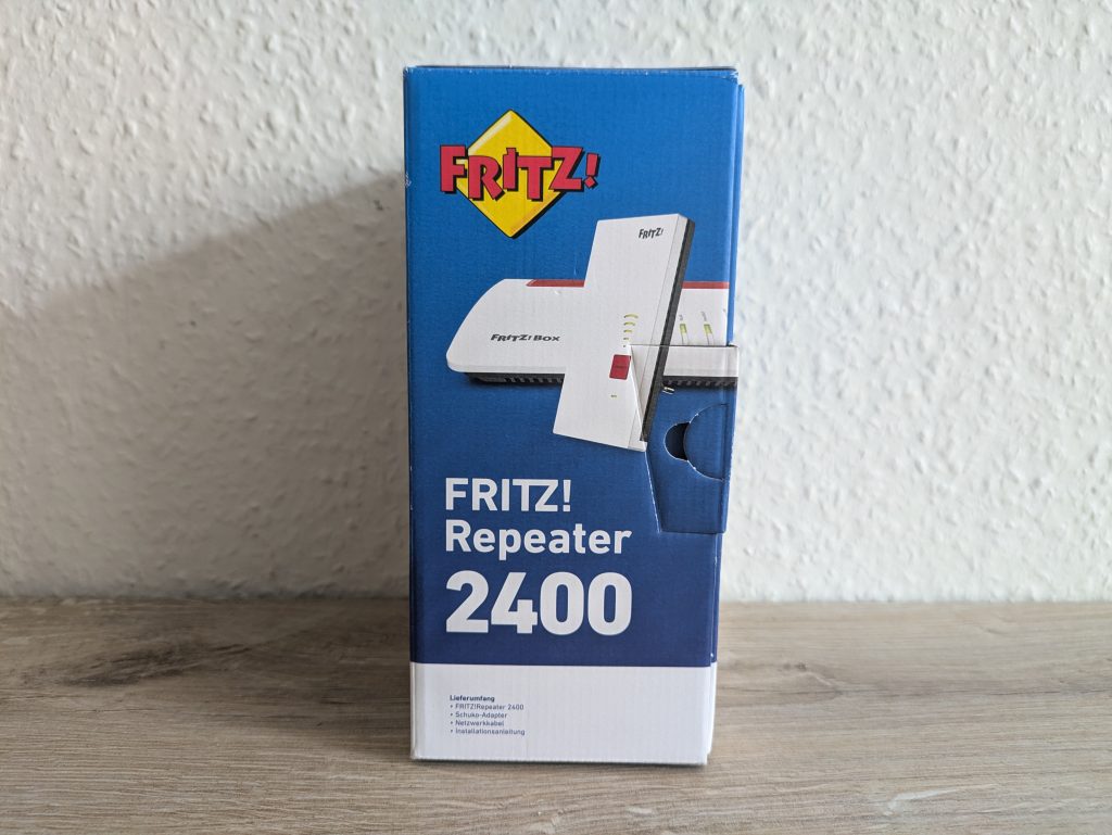 Verpackung des AVM FRITZ! 2400 WLAN-Repeaters von links